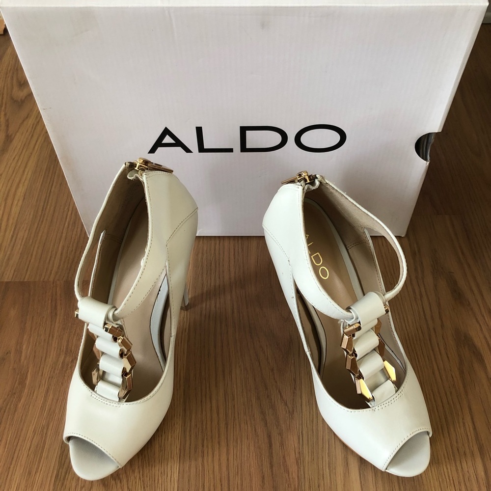 White heels with gold details Aldo
